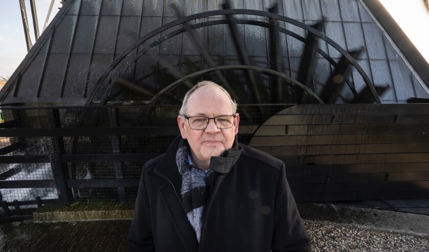 • Peter Kwakernaak bij het rad van de Blokweerse molen in Kinderdijk.