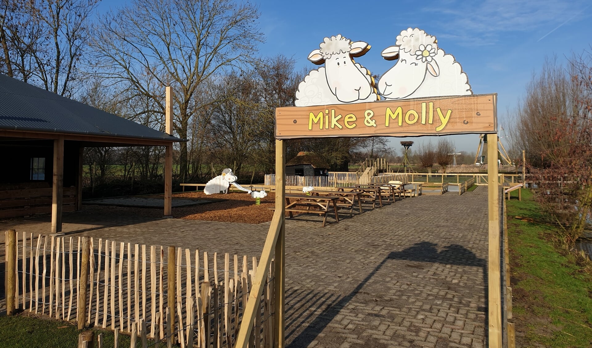 • De entree naar het terrein van Mike & Molly.