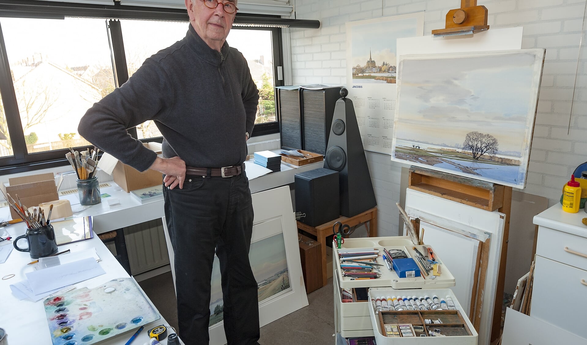 • Gerrit Neven in zijn atelier.