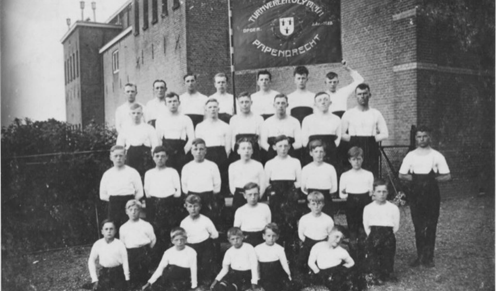 • Turnvereniging Olympia kort na de oprichting (8 juli 1928) achter de openbare Westelijke School.