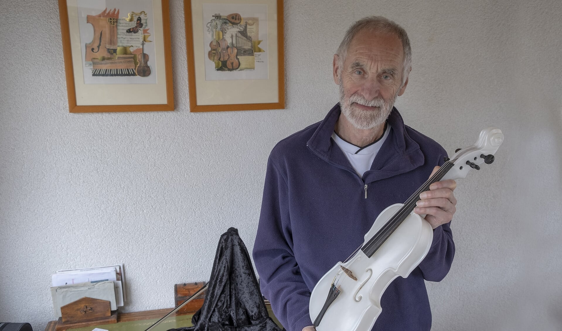 • Kunstenaar Pieter van der Velden met zijn bijzondere viool van albast.