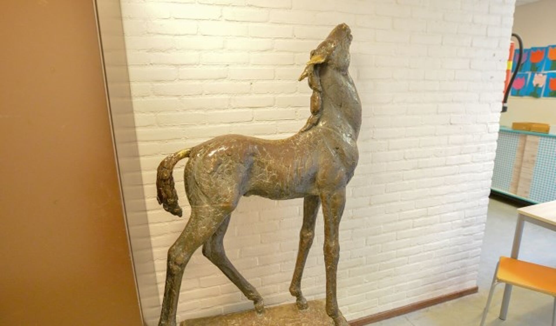 Het bronzen paard wacht in de gang van de Graaf Jan van Montfoortschool op zijn terugplaatsing. 
