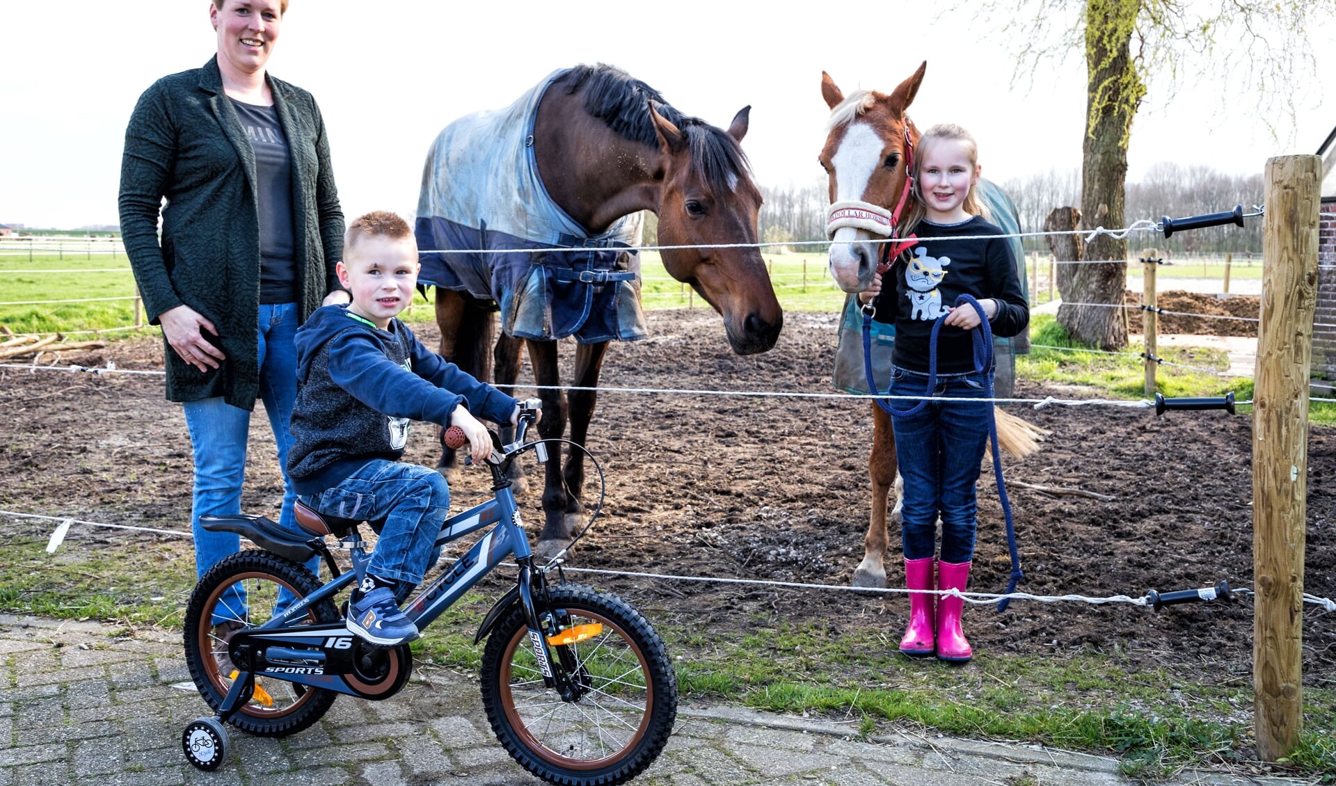 • Jolanda van Drunen met haar zoontje Kasper (4), dochter Iris (8) en paard Charlie en pony Diva.