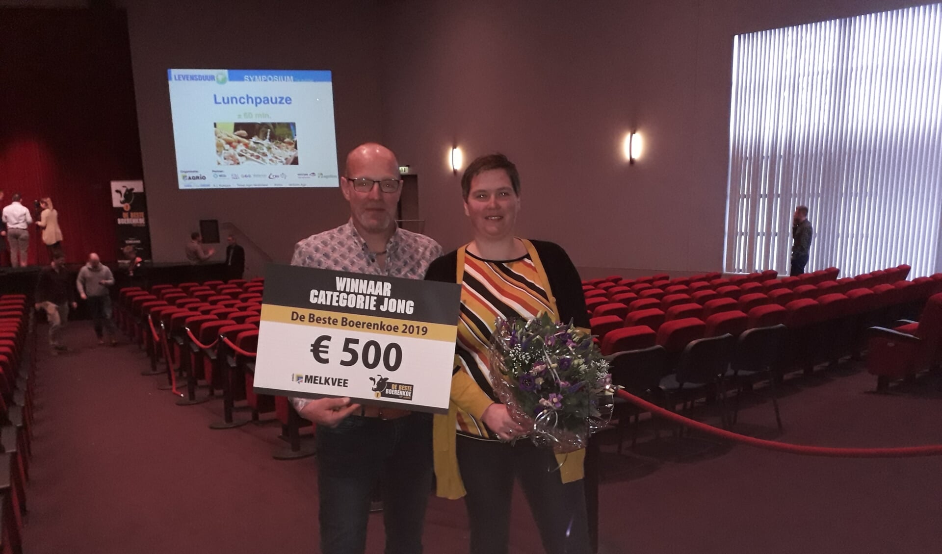 • André en Jeanette Vink met hun prijs.