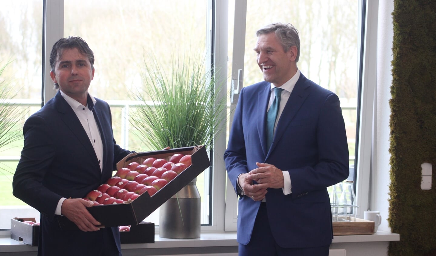 • Gerard van den Anker is naast waterschapskandidaat voorzitter van de Nederlandse Fruittelers Organisatie. Hij brak een lans voor de Fruitdelta Rivierenland.