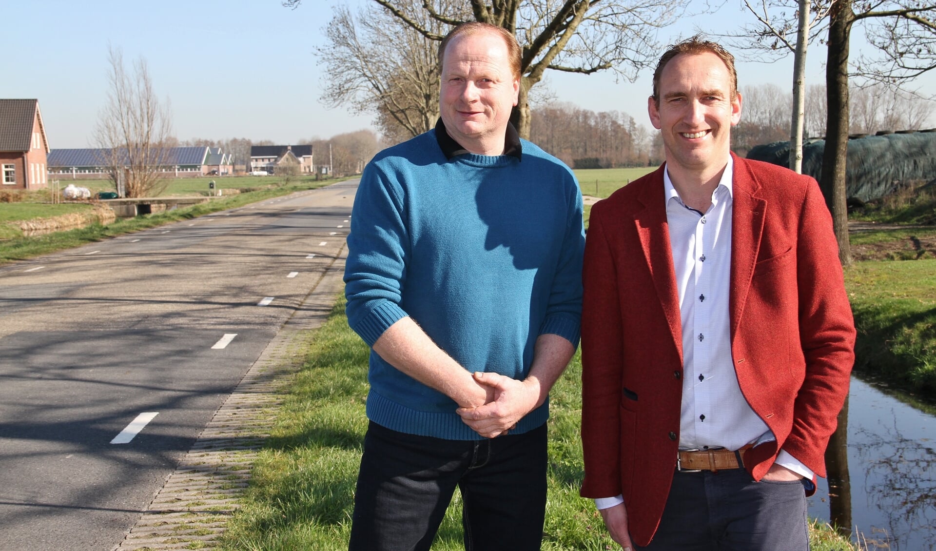 • Kees Romijn (links) en Bas de Groot in de polder van Langerak.