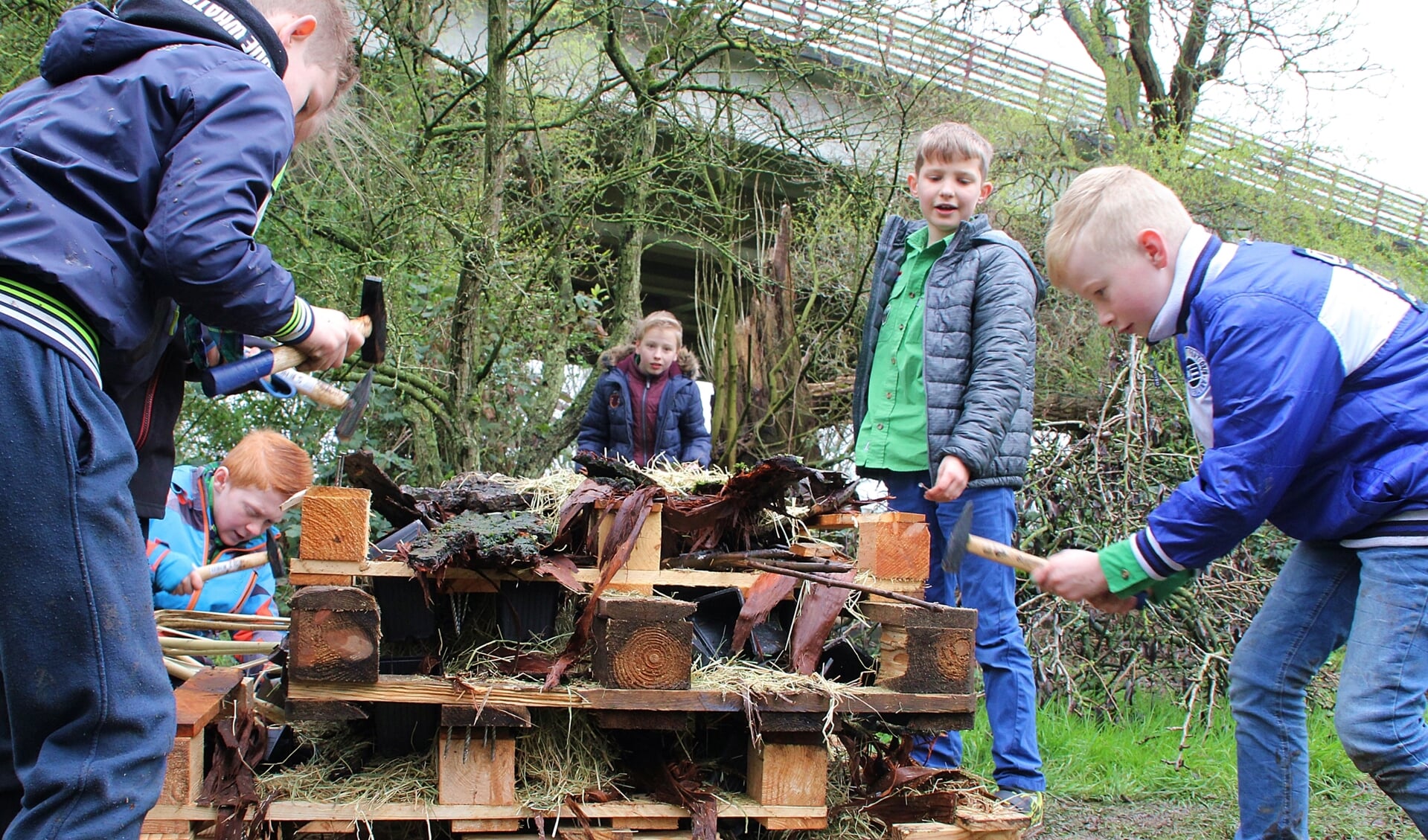 • Kinderen bezig met het maken van een insectenhotel bij Scouting Van Brederode.