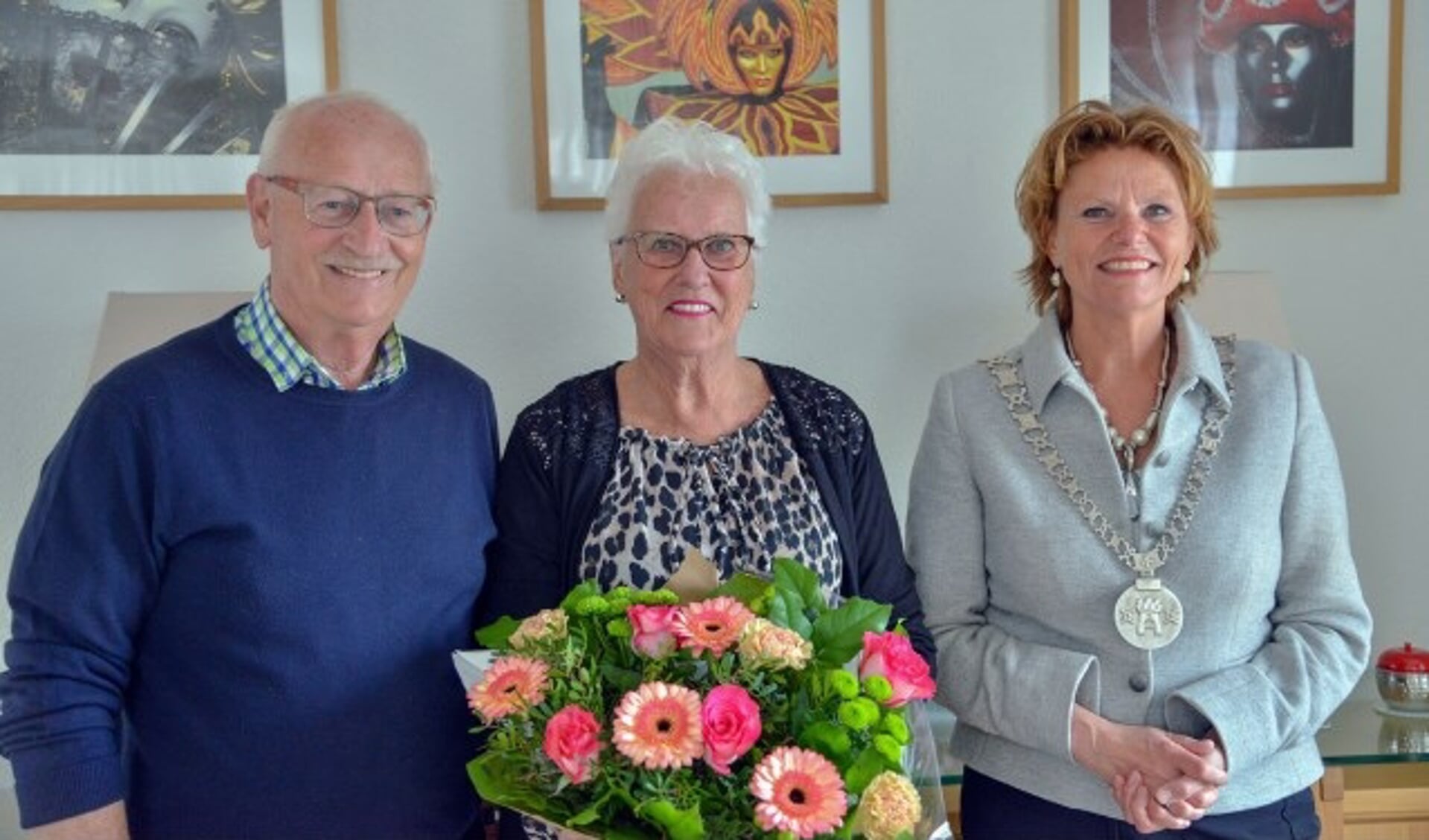 Henk van Gent en Tonny van Gent-Van den Ham kregen ter gelegenheid van hun gouden huwelijk een bezoek en felicitaties van burgemeester Petra van Hartskamp. (Foto: Paul van den Dungen)