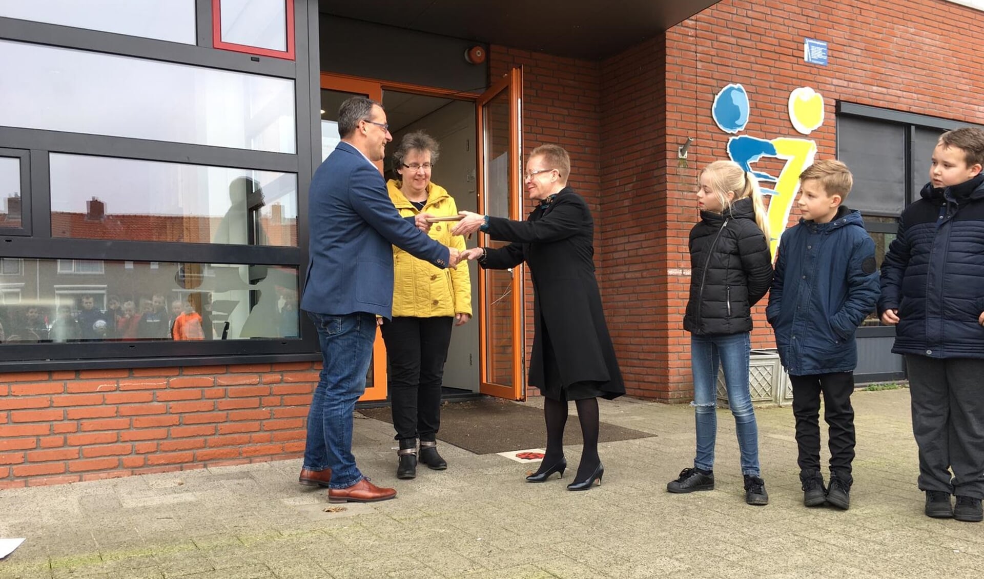 • Wethouder Johan Quik, met naast hem verkeersouder Sjanie de Krey en Bea van der Steen. Zij is schoolcontactpersoon verkeer.
