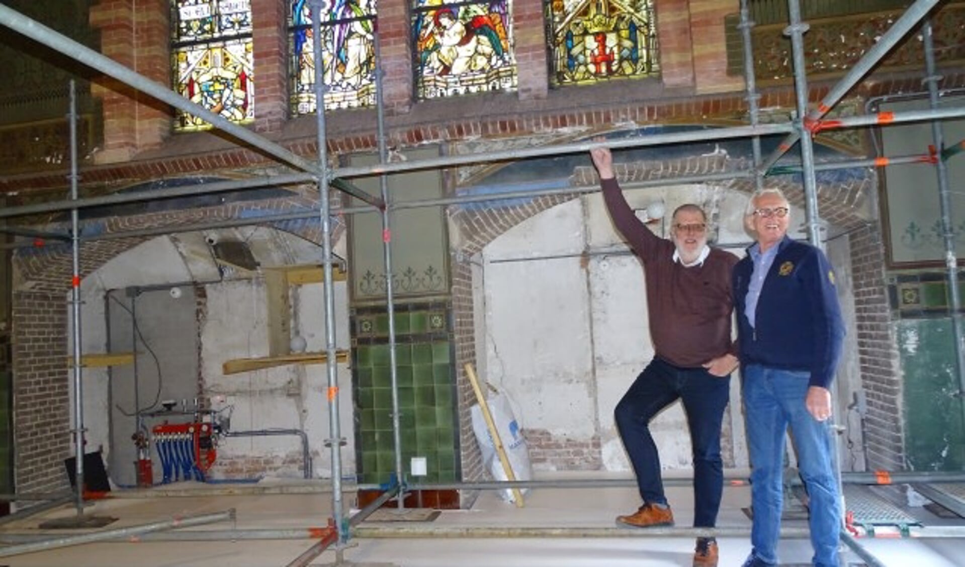 Hans Sluijs (links) en Chiel van Dijk volgen de hele restauratie op de voet. (Foto: Margreet Nagtegaal)