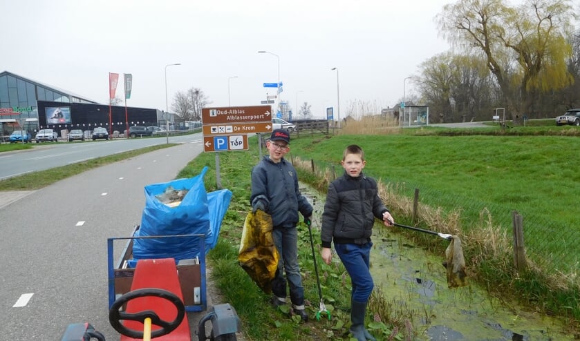 Arnout en laurens die afval uit de berm en de sloot halen