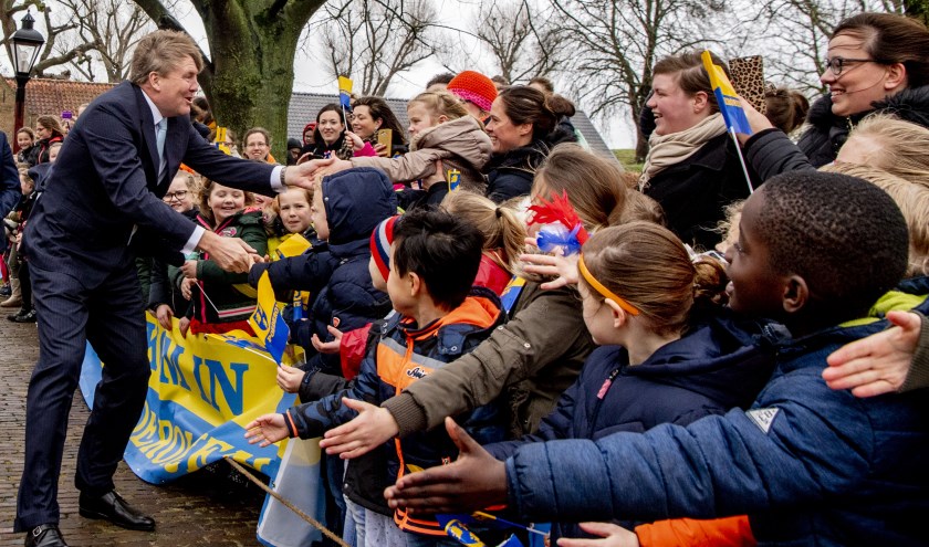 • Koning Willem-Alexander nam even de tijd voor de kinderen voordat hij het Slot in ging.