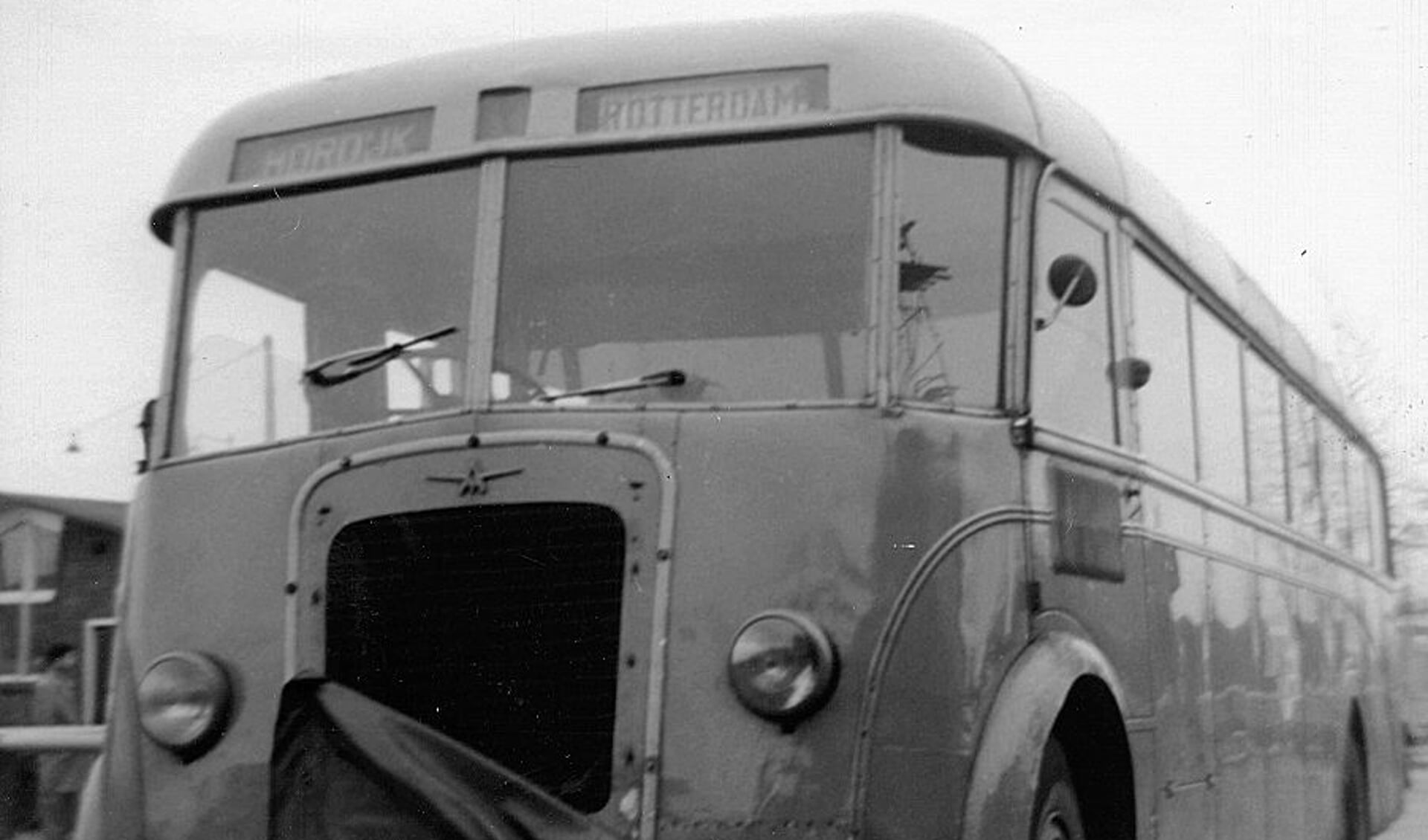 • De eerste bussen waren van eigen ontwerp en hadden boven de gril een fraai Aviolanda-embleem.