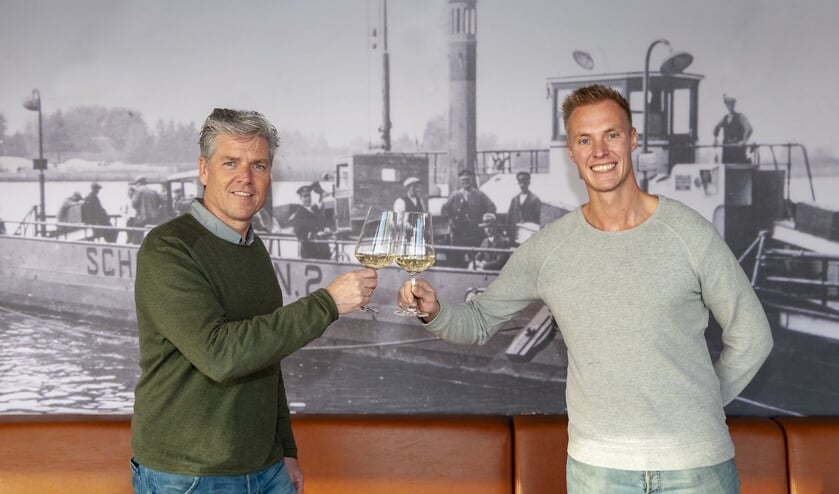 • Ron Vermeijs en Danny Moor proosten vast op de opening.