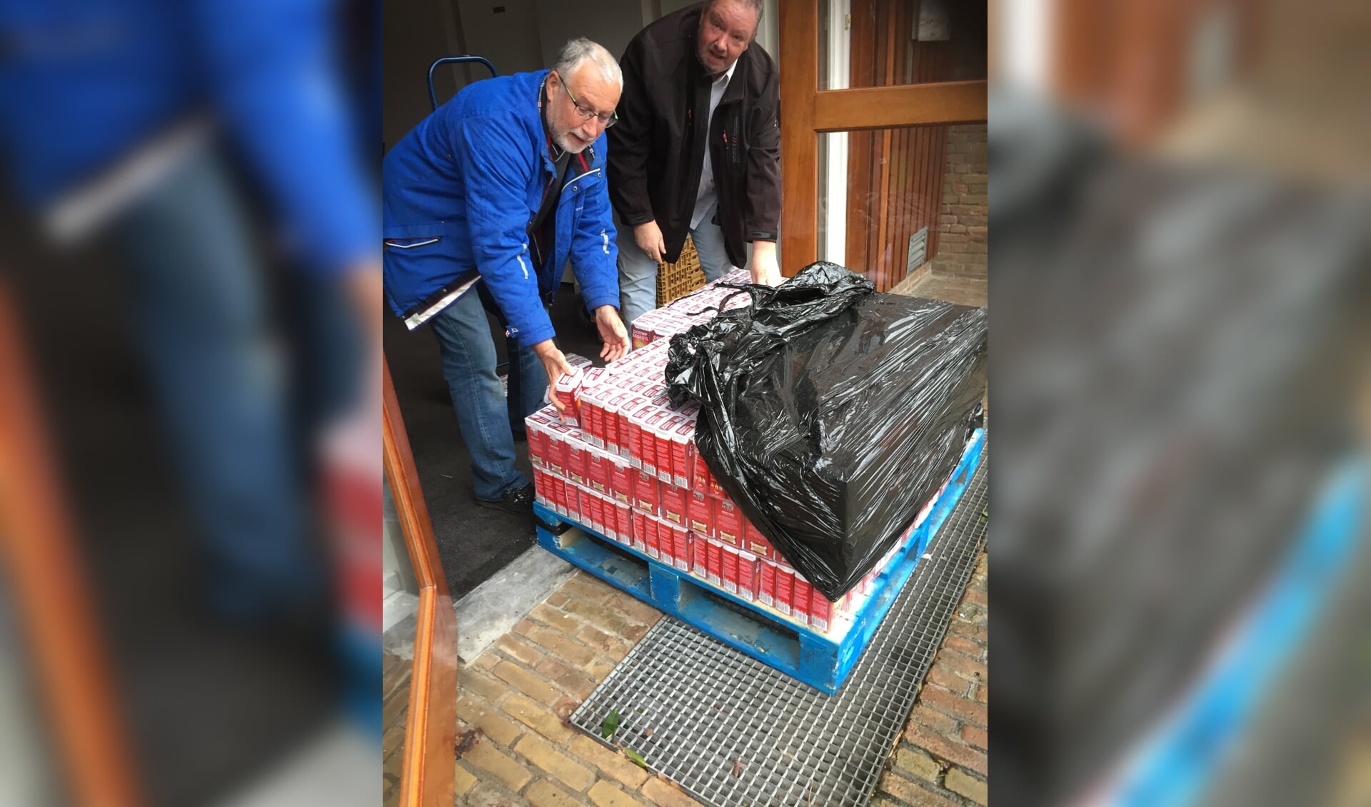Leden van Lions Club Krimpen aan den IJssel met een pallet vol pakken koffie. 