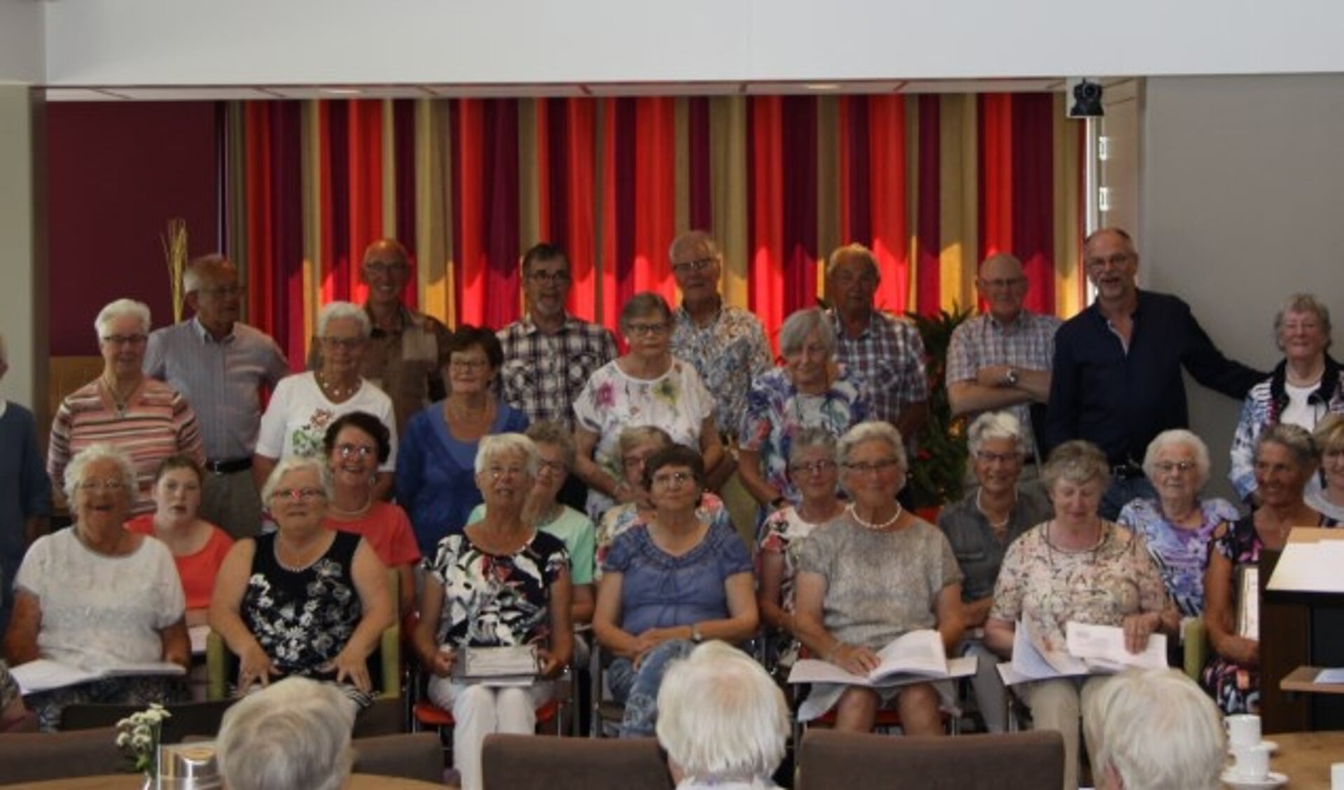 Het gezellige Seniorenkoor is dringend op zoek naar een nieuwe pianist die het leuk vindt om het koor te begeleiden. (Foto: Peter den Hartog)