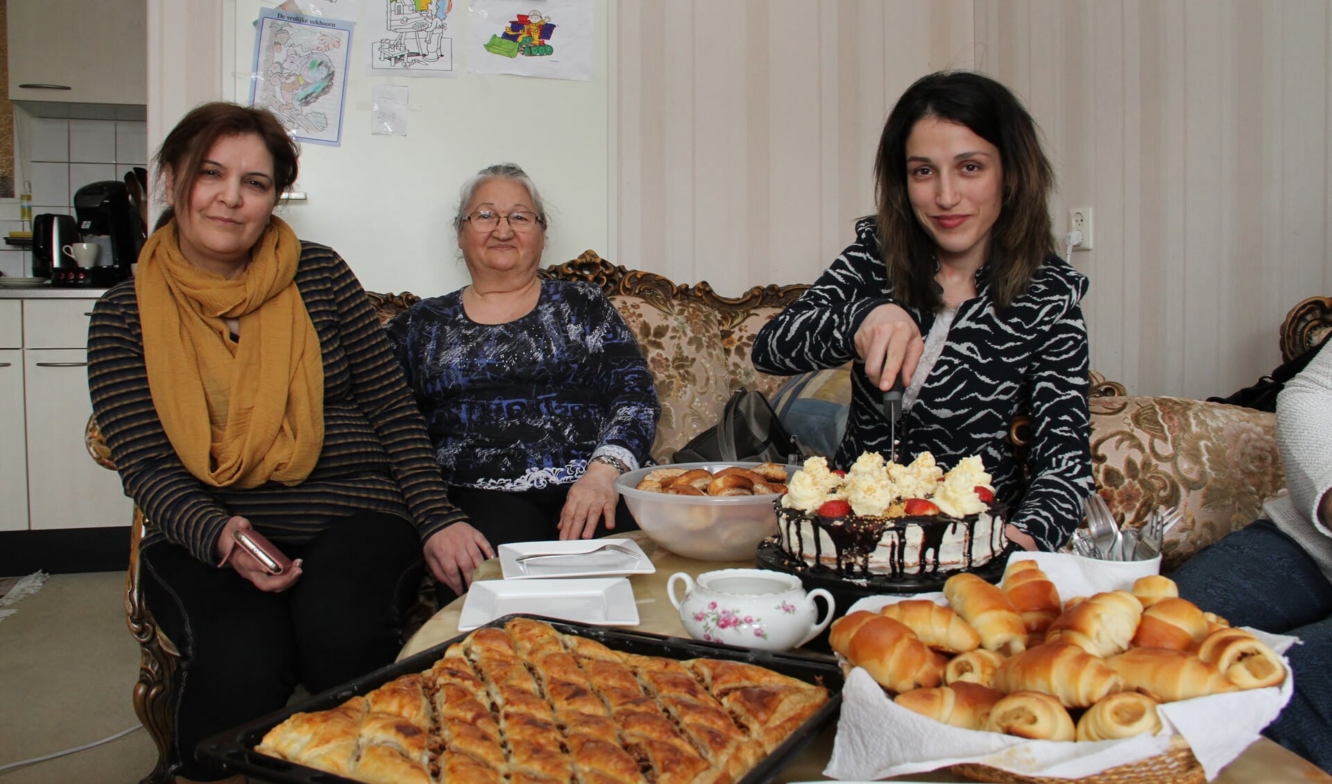 • Vlnr: Maro, Annahit en Tina. Zij bakken heerlijke Armeense lekkernijen.