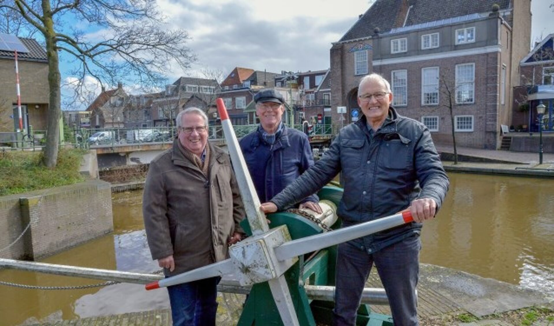 De sluiswachters van de SWOM, met v.l.n.r. Ben de Cock, voormalig sluiswachter Cees Vlooswijk en Ton de Jong (Foto: Paul van den Dungen)