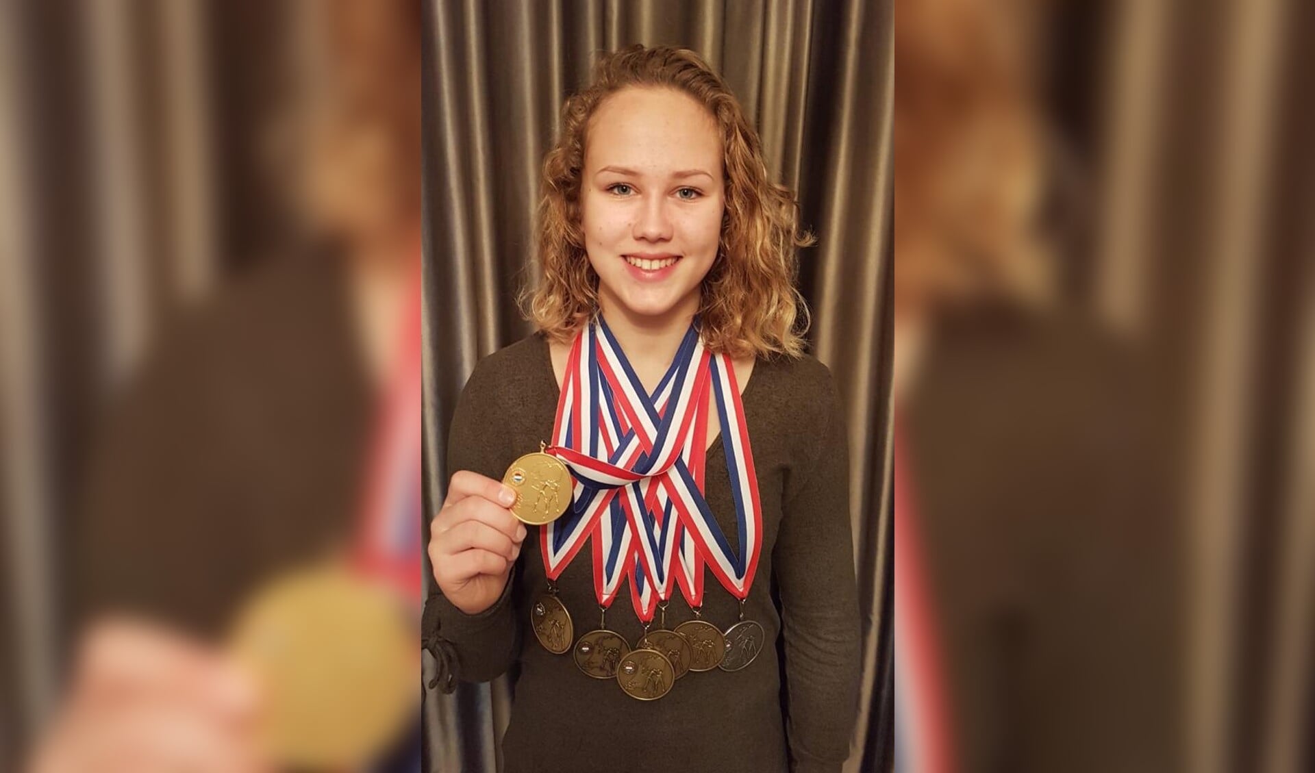 • Yael van Heemst met al haar medailles, behaald op NK's.
