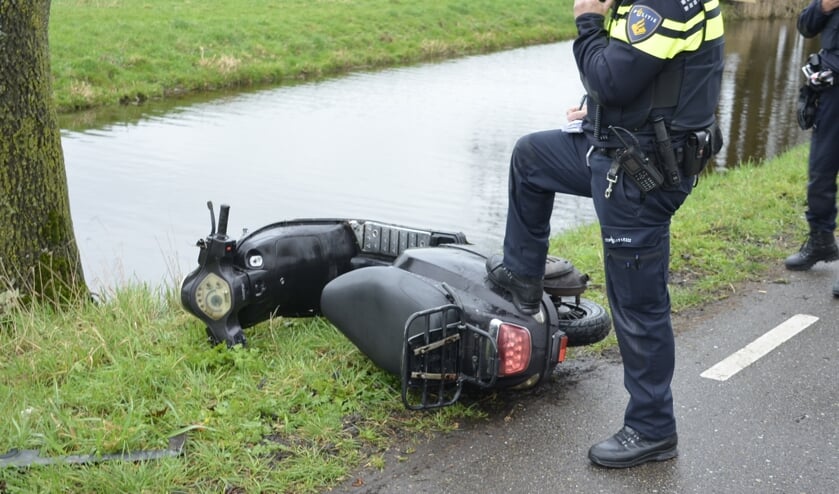 • De uit het water gehaalde scooter.