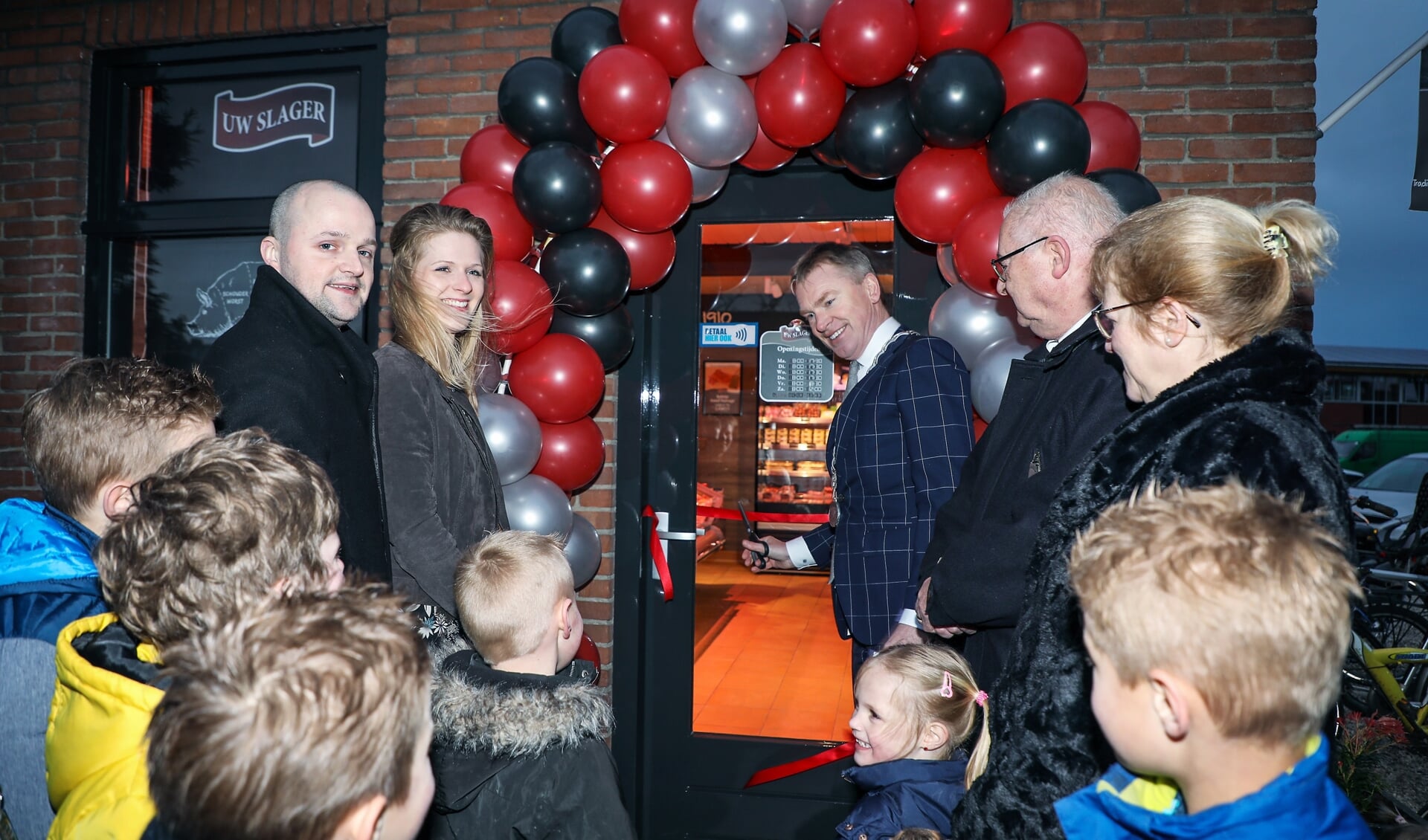 • Burgemeester Peter Rehwinkel verrichtte de officiële opening. Links staan Gerrit en Carola Kant, rechts Kees en Jannie Oomen.