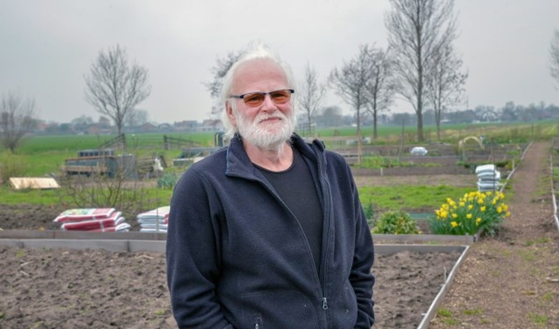 Eddy Nijland, voorzitter van De Knopentuin, gelegen tussen de Bleek en de M.A. Reinaldaweg in Montfoort. (Foto: Paul van den Dungen)