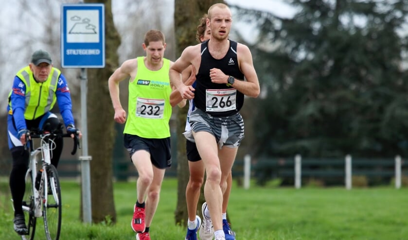 • Peter-Jan Hardenbol voert de kopgroep van drie lopers aan.