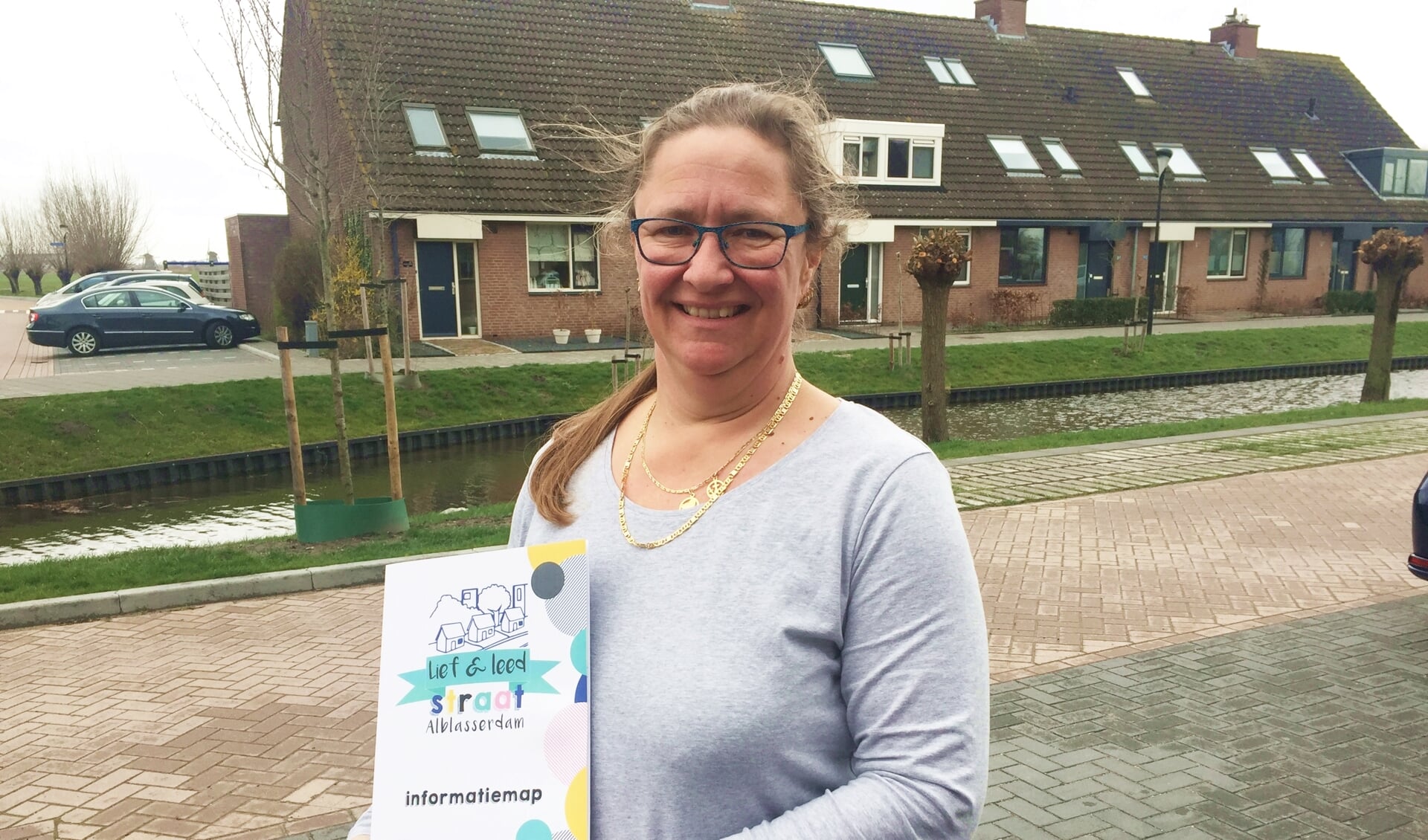 • Bianca van der Hoogt met een informatiepakket over de Lief en leedstraat.