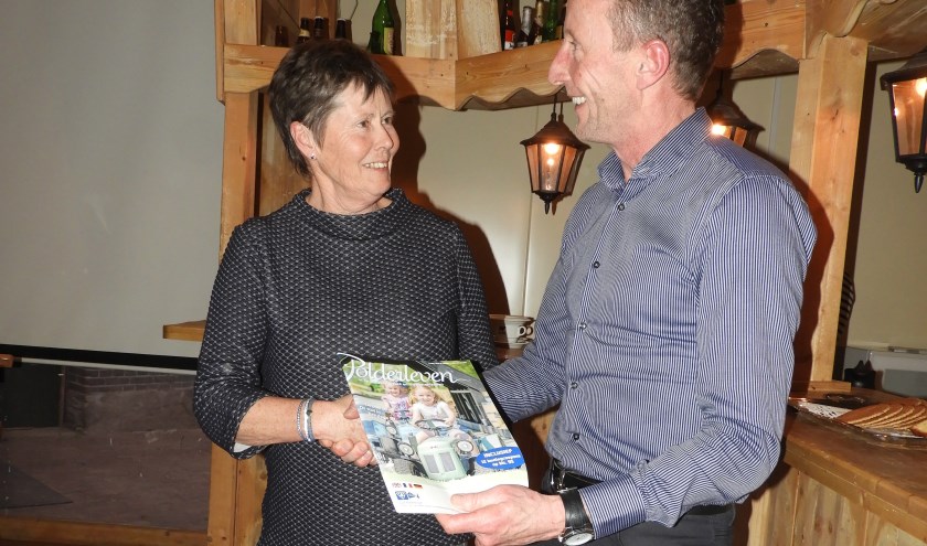 • Nel Hakkesteegt overhandigt Polderleven aan wethouder Arco Bikker