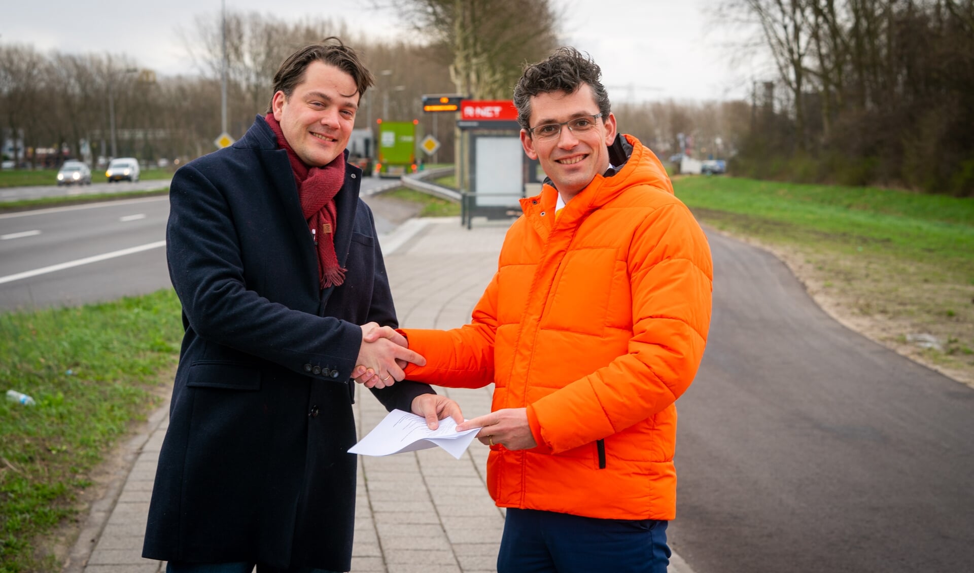 • Jan Mark ten Hove, raadslid SGP Alblasserdam, overhandigde vrijdag de resultaten van de enquête over Qbuzz aan Gerard van de Breevaart, nummer 2 op de kandidatenlijst van SGP Zuid-Holland.