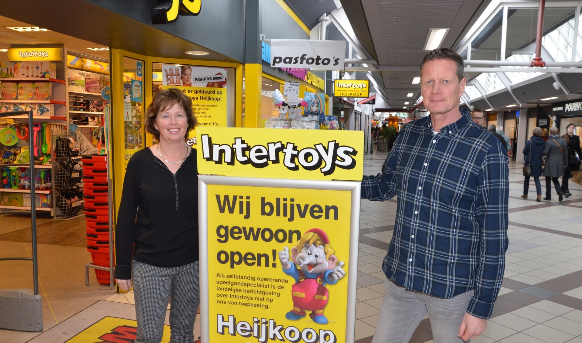 • Carola en Henk Heijkoop voor hun winkel in winkelcentrum Crimpenhof. 