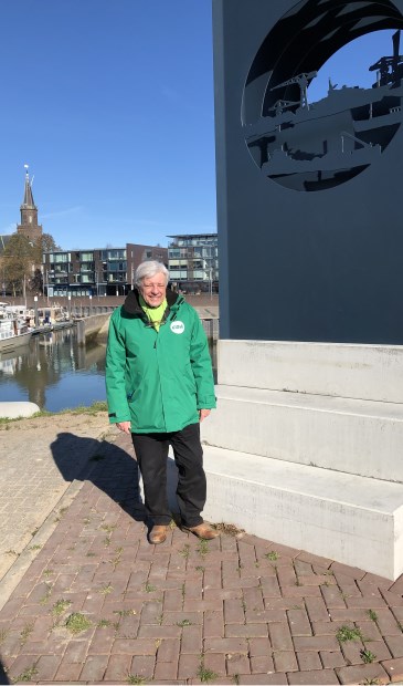 • Arie den Boer bij het kunstwerk aan de Haven in Alblasserdam.