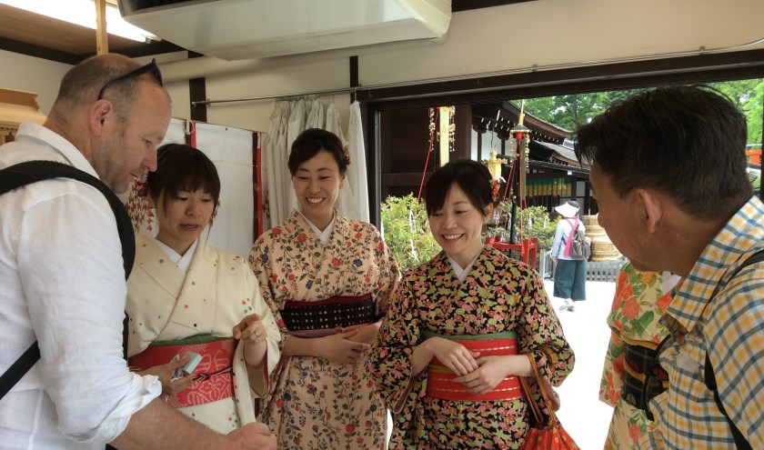 • Theo Leerintveld bij de uitleg in een Japanse tempel.