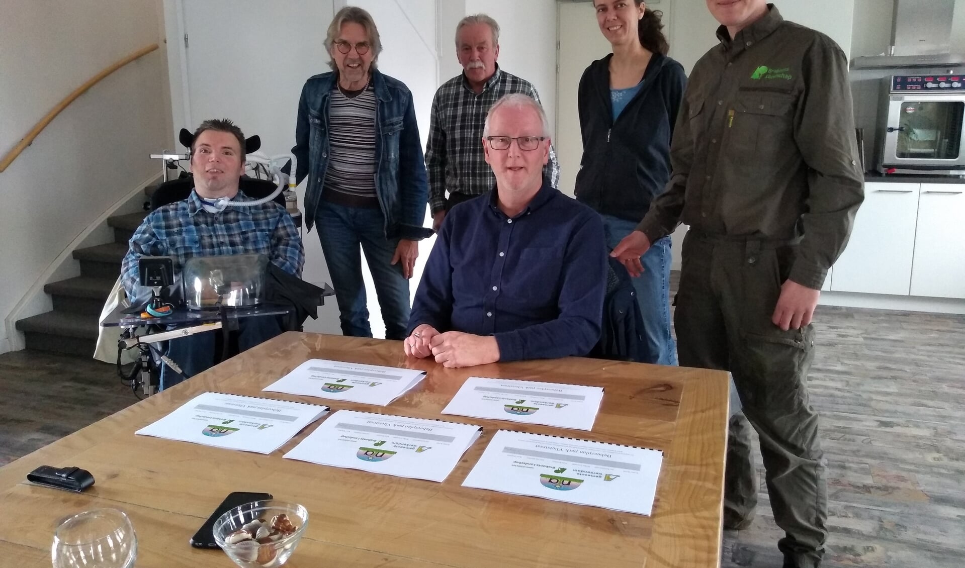 • Vlnr. Roel Wigman (NiA), Jan van Haaften (NiA), Kobus Kolff (agrariër/natuurbeheerder), Wilko Voerman (gemeente Altena), Kim Renders (NiA) en Jos Schenkeveld (Brabants Landschap).