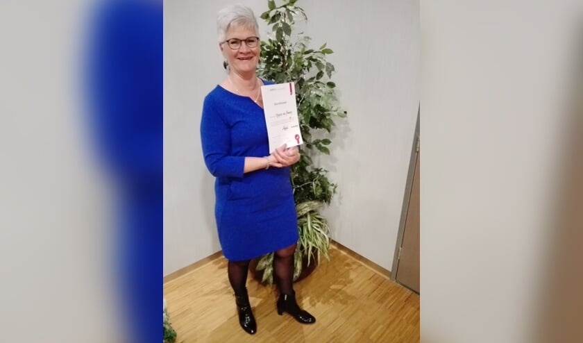 • Mirjam den Braven met de oorkonde.