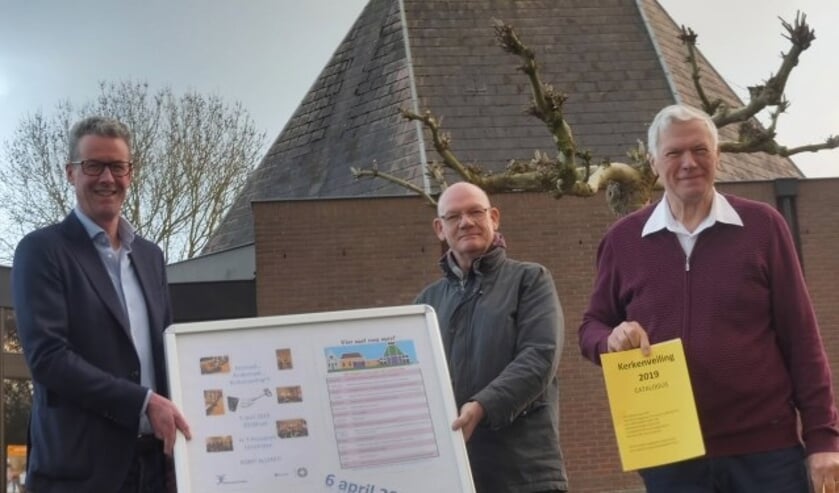 De leden van de voorbereidingscommissie van de Kerkenveiling 2019 in 't Kruispunt zijn er druk mee. V.l.n.r. Paul Keereweer, Harry Bouwmeester en Jan Vlaar.