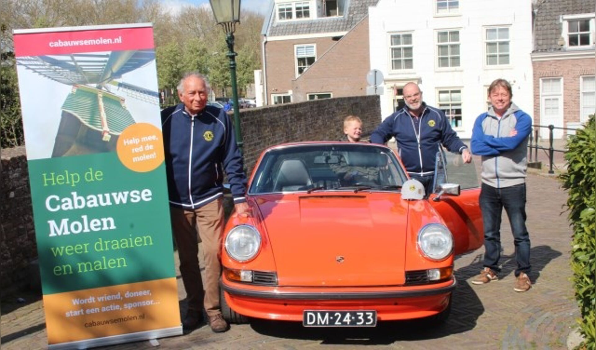 Organisator Jeroen Caré (midden) is sinds kort ook bezitter van een classic car. Maar: 