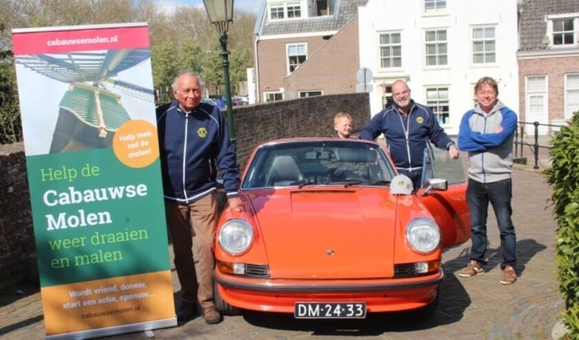 Organisator Jeroen Caré (midden) is sinds kort ook bezitter van een classic car. Maar: "Eerst organiseren, dan rijden." (Foto: Lysette Verwegen)