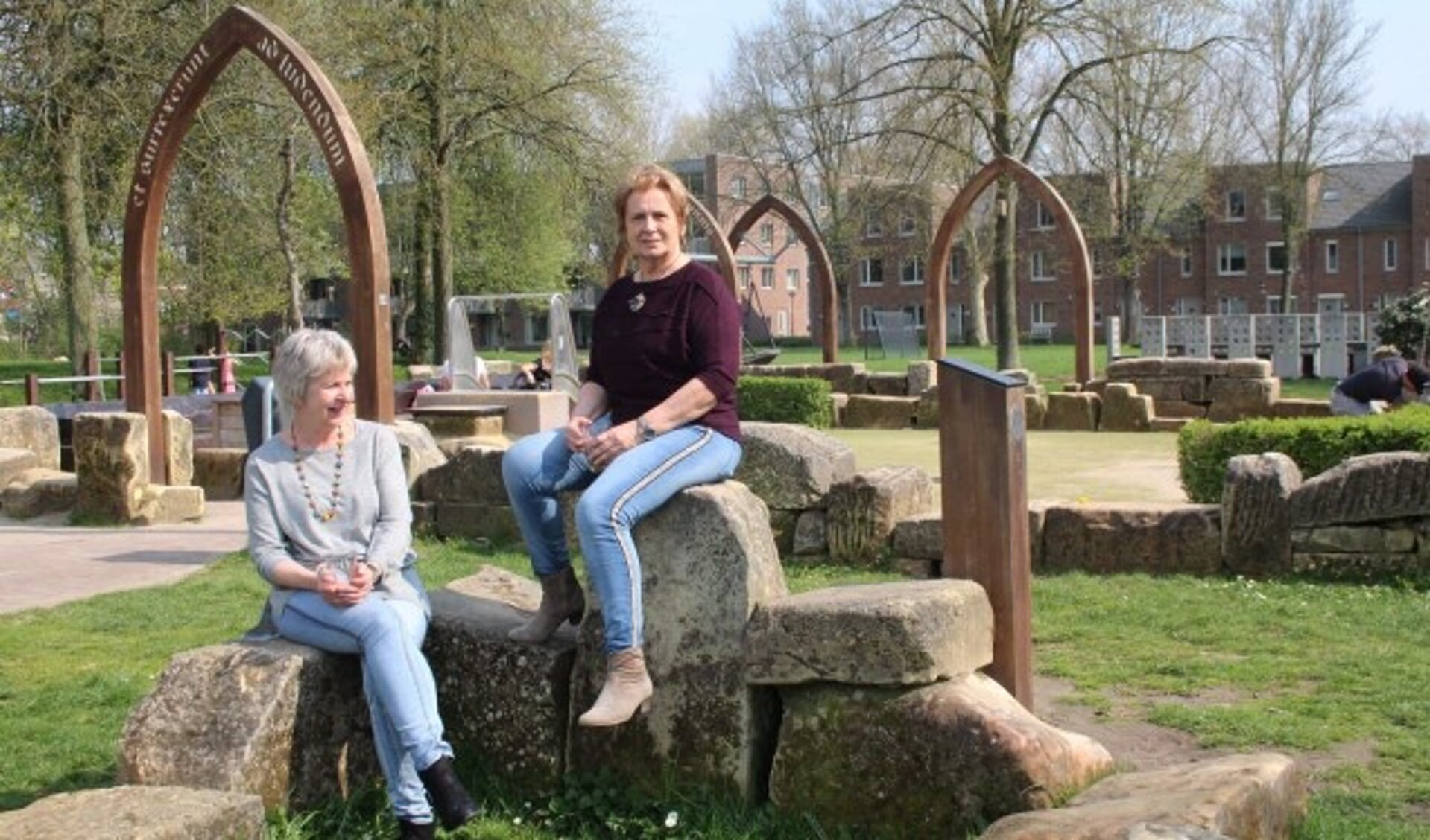 Bep van Ochten en initiatiefnemer Carla Post nemen even pauze tussen de voorbereiding van het openingsfeestje. (Foto: Lysette Verwegen)