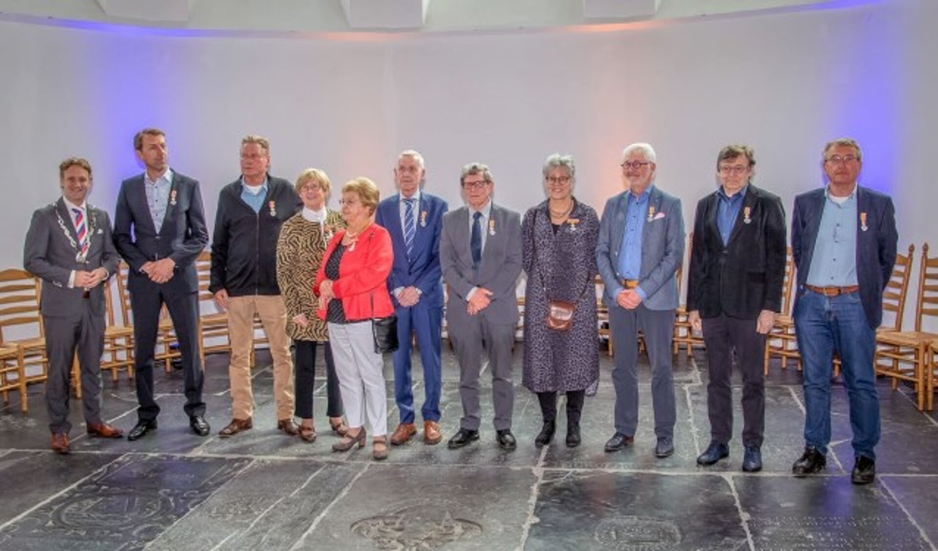 De tien Koninklijk onderscheiden inwoners van Oudewater, samen met burgemeester Pieter Verhoeve. (Foto: Wil van der Heiden)