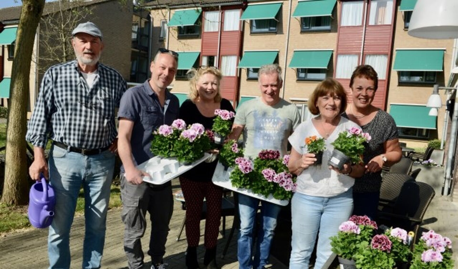 Door het bestuur van Buren bij Kaarslicht vlnr: Gé, Vincent, Marijke, Jan, Bertie en Lorna, worden voor het laatst de bloemetjes buiten gezet. Bloembakken bij Oranjehof in Buren werden voor de Pasen ingepoot.