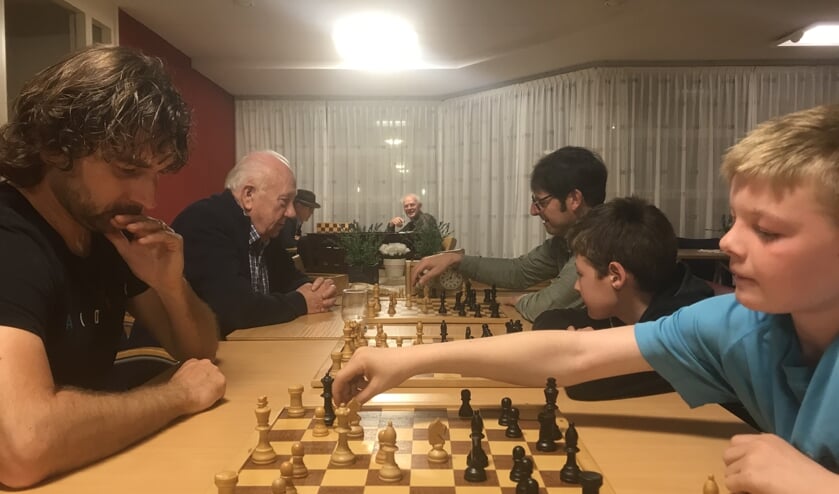 Johan Post, Gerben en Andre de Heer, Tinus Koman, Arie van Oord, Goof Visser en Wim Ippel op een van de laatste spelavonden in d'Altenaer.