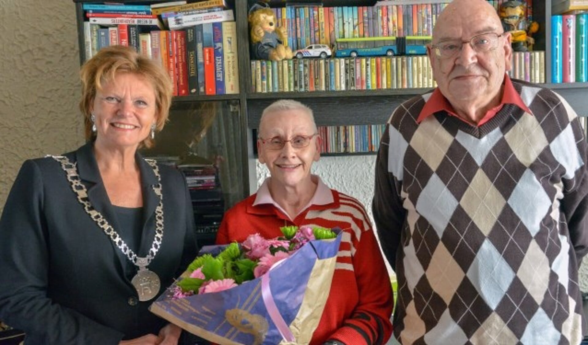 Peter en Ineke Frankhuisen kregen maandag bezoek van burgemeester Petra van Hartskamp, die het paar kwam feliciteren met hun 50-jarig huwelijk. (Foto: Paul van den Dungen)