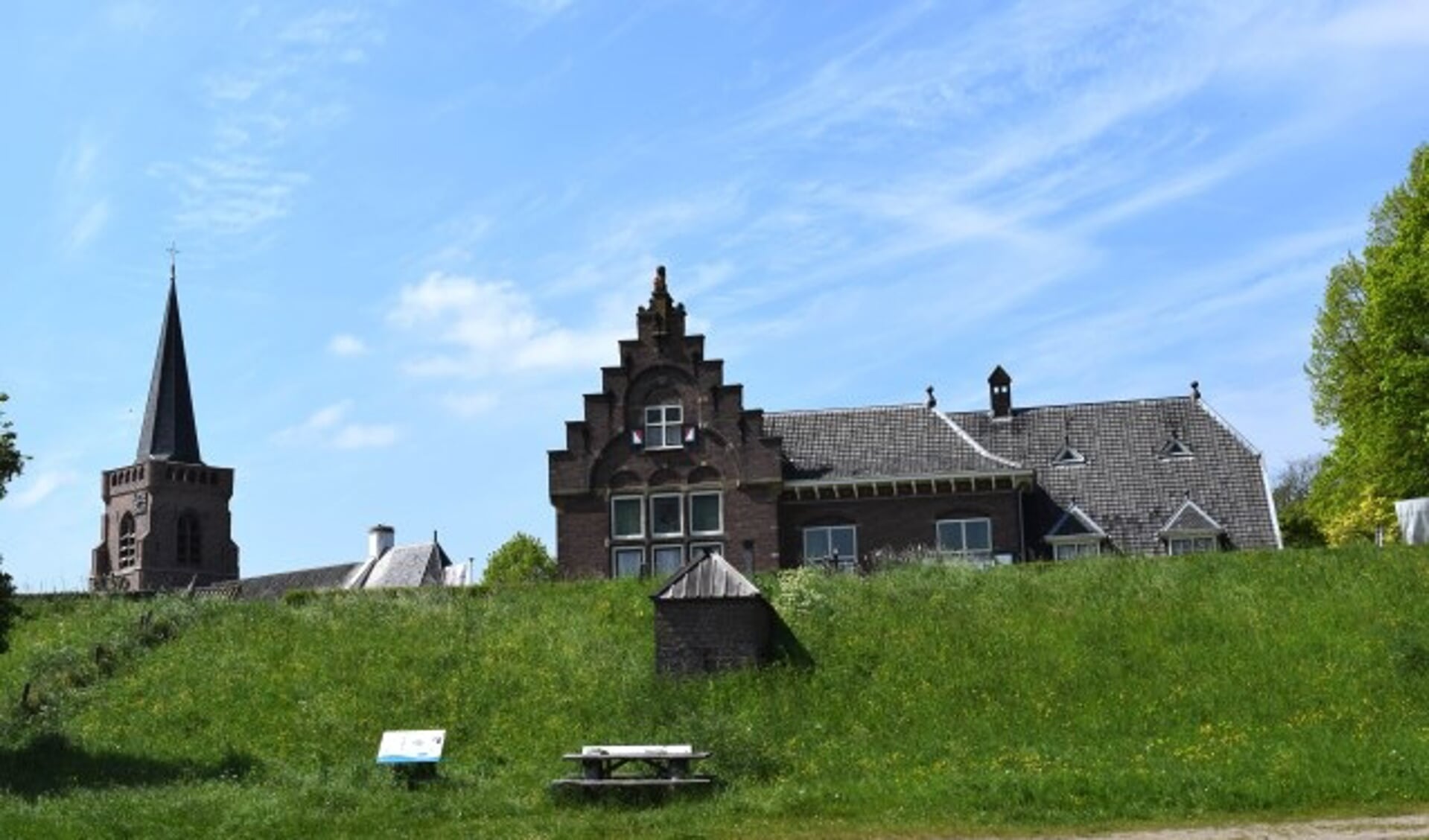 Dijkhuis en kerk achter de Lekdijk bij Jaarsveld.