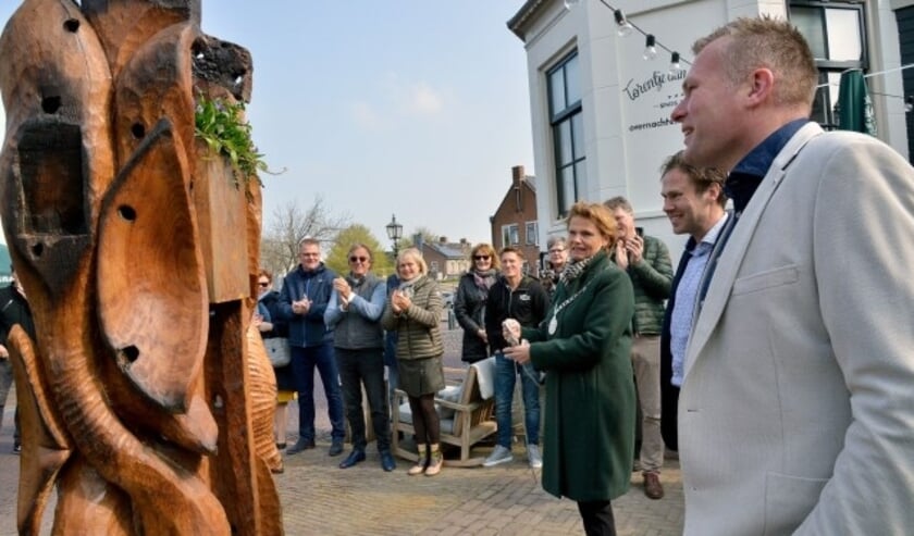 Zondagmorgen werd op het terras van De Stadskelder in het bijzijn van burgemeester Petra van Hartskamp en tal van genodigden, een kunstwerk van Maarten Schepers onthuld. (Foto: Paul van den Dungen)