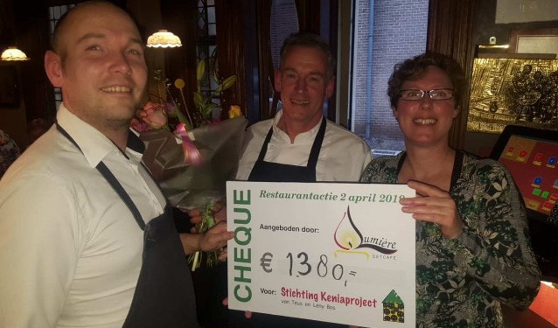 De opbrengt van de actie in restaurant Lumière. In totaal deden vier Oudewaterse restaurants mee, samen goed voor 5000 euro.