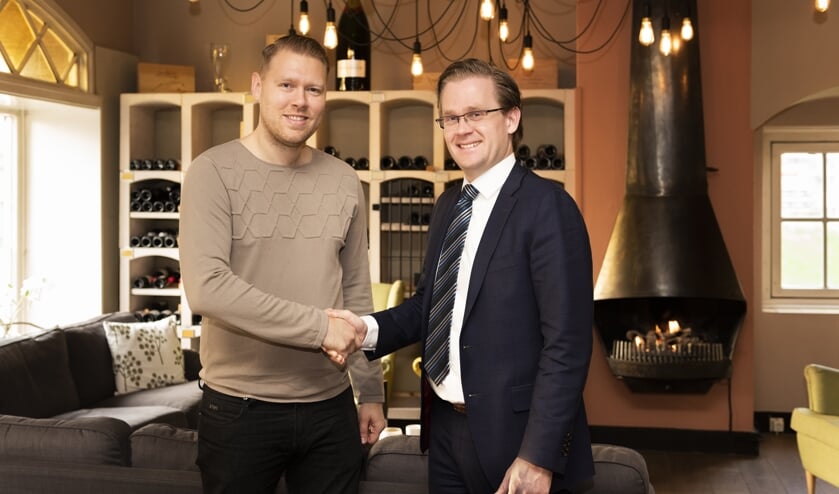 • John van Krimpen en Maurits Visser schudden elkaar de hand.