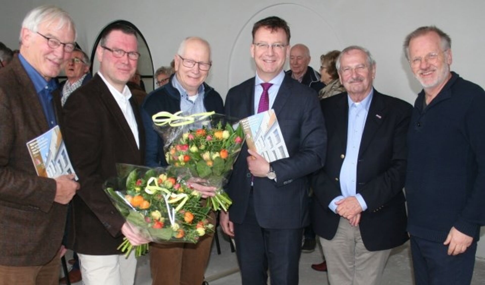 Aannemer, schrijvers en burgemeester kregen van de twee HKIJ-voorzitters de publicatie als eerste. (Foto: Rinus Verweij) 