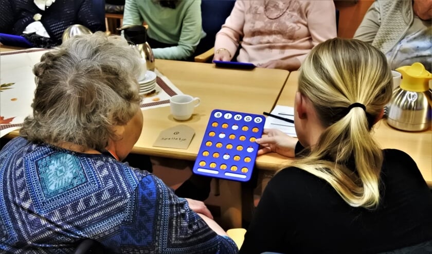 • Jongeren zorgen voor een gezellige avond voor ouderen, in de strijd tegen eenzaamheid.