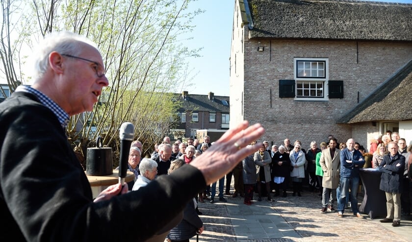 • Jan Boele spreekt de aanwezigen toe.